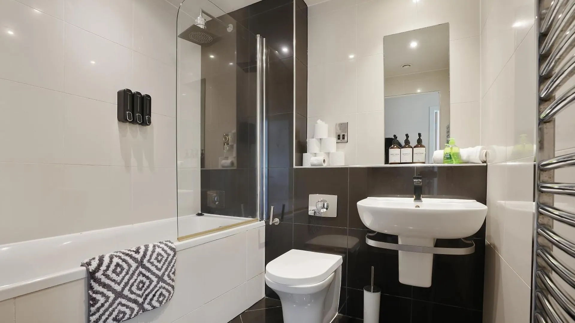 Spacious 2 Bed Apt 98 - City Centre, Great Views & Free Netflix - Hosted By Stay Host Save 谢菲尔德 英国